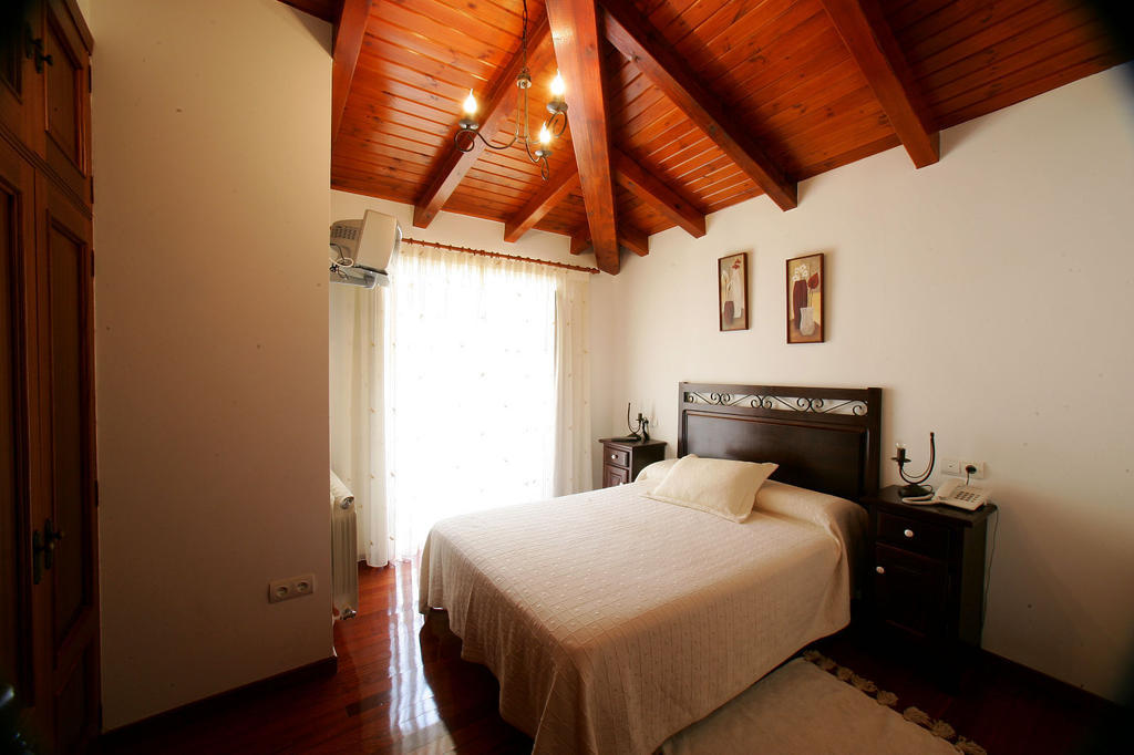 Casa Da Botica A Estrada Hostel Os Casares Bilik gambar