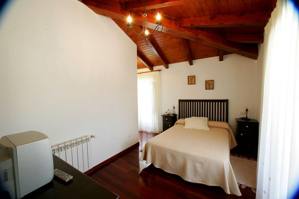 Casa Da Botica A Estrada Hostel Os Casares Bilik gambar